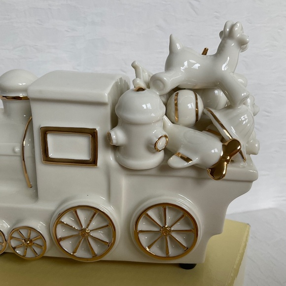 Mikasa Fine Porcelain “Musical Train With Presents”  Vintage Christmas D… - Picture 6 of 13